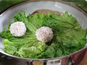 再用泡好的糯米裹上装盘