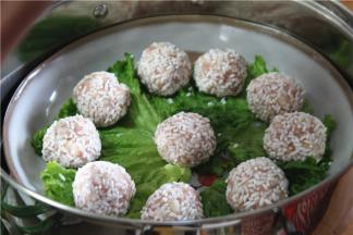 做好的圆子放入开水锅中蒸12分钟出锅