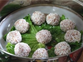 做好的圆子放入开水锅中蒸12分钟出锅