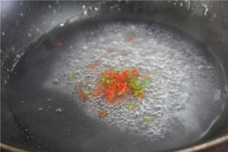 用青红椒米勾玻璃芡，淋在丸子上就可以了，注意勾芡的时候千万不要太稠了