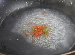 用青红椒米勾玻璃芡，淋在丸子上就可以了，注意勾芡的时候千万不要太稠了