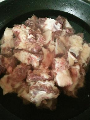 先将牛排洗干净焯水