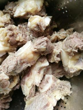 水开后将牛排冲洗干净