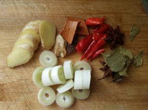 准备葱，姜，干辣椒，八角，桂皮，香叶适量