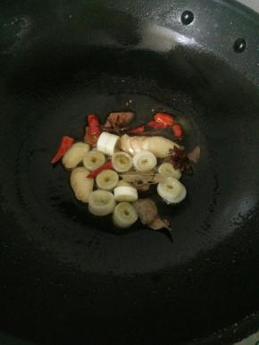 锅里下有烧热爆香调料