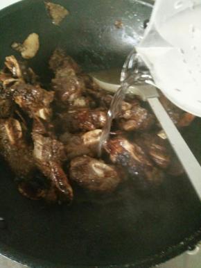 到进水，末过牛排三分之一就可以