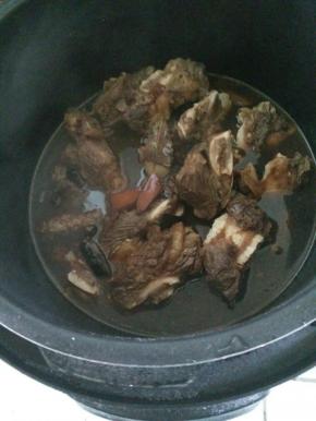 拌匀之后将牛排倒进高压锅，按鸡鸭肉键