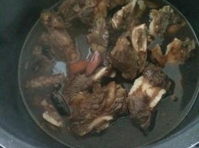 拌匀之后将牛排倒进高压锅，按鸡鸭肉键
