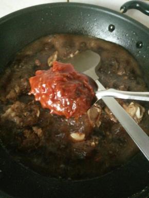 炖好的牛排倒出来收干水分，可以搞点辣椒酱