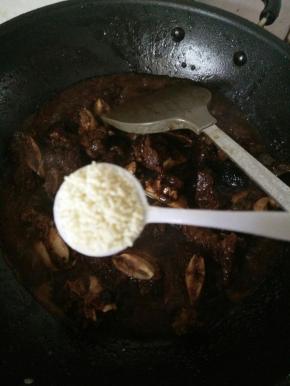 水分收的差不多的时候放一勺鸡精