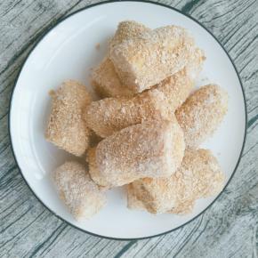 最后裹一层燕麦片(燕麦片可以放在盘子里来回滚动几圈就ok了，上边几步也可以用这个办法)