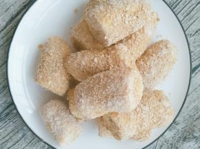 最后裹一层燕麦片(燕麦片可以放在盘子里来回滚动几圈就ok了，上边几步也可以用这个办法)