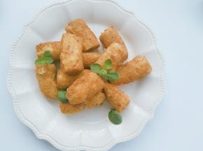 油锅加热，把香蕉放到油锅里小火慢炸，金黄色出锅。好看又好吃的香蕉酥完成了(油炸的时候忘了拍图，自己脑补吧)
