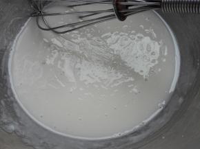 牛奶、糖、玉米油混合搅拌均匀