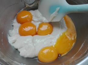 划z形拌至无干粉后放入蛋黄