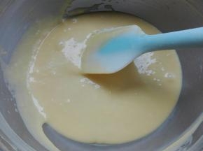 同样手法拌至均匀，蛋黄糊做好