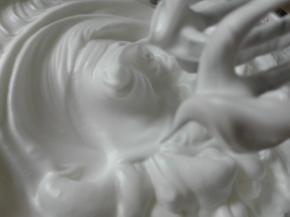 蛋白放入同滴柠檬汁或者白醋，打发成挺立的小尖头