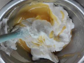 打发好的蛋白分三次同蛋黄糊用翻拌手法混合均匀