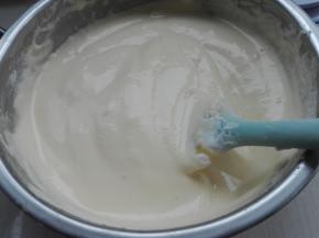 翻拌均匀的蛋糕糊做好