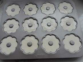 装入裱花袋挤进模具中，震出气泡