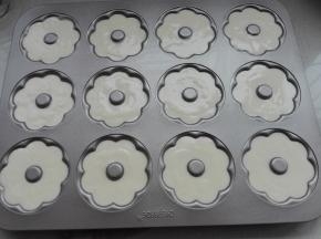 装入裱花袋挤进模具中，震出气泡