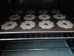 烤箱预热，中层150度上下火，20分钟，（实际温度根据自家烤箱灵活操作）