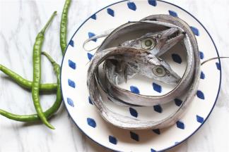 带鱼最好买冰鲜的，冷冻的带鱼肉质比较松散