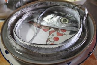 首先将带鱼放到水中清洗，因为它是海鱼本身比较咸，可以先去盐分