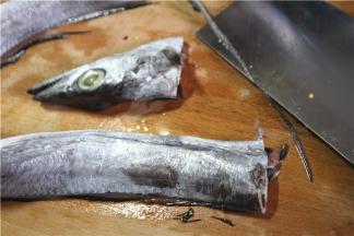 带鱼去头去尾，用剪刀把两边的鱼鳍剪干净，带鱼牙齿锋利要小心不要划伤手