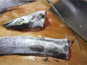 带鱼去头去尾，用剪刀把两边的鱼鳍剪干净，带鱼牙齿锋利要小心不要划伤手