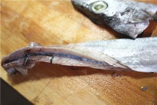 去掉里面的内脏和腹腔内的黑膜，带鱼主要的腥味都是集中在那层黑膜上