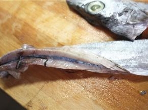 去掉里面的内脏和腹腔内的黑膜，带鱼主要的腥味都是集中在那层黑膜上