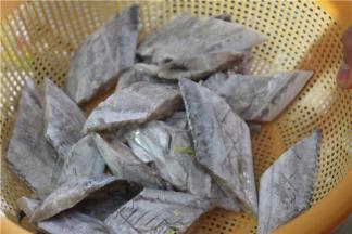 处理好的带鱼在表面切成十字花刀，然后切成段，切花刀可以让带鱼在烹饪的过程中更加入味，因为鱼肉本身很薄，下刀的时候不能切太深，将表皮割破就可，不然后续炖煮的时候鱼肉会烂。