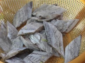 处理好的带鱼在表面切成十字花刀，然后切成段，切花刀可以让带鱼在烹饪的过程中更加入味，因为鱼肉本身很薄，下刀的时候不能切太深，将表皮割破就可，不然后续炖煮的时候鱼肉会烂。