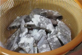 带鱼切断之后，放少许的葱姜丝，加一勺料酒，搅拌均匀之后腌制20分钟；腌好的带鱼表面均匀的撒上生粉，锅内到适量的油，油热之后放入带鱼