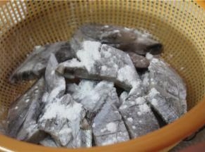 带鱼切断之后，放少许的葱姜丝，加一勺料酒，搅拌均匀之后腌制20分钟；腌好的带鱼表面均匀的撒上生粉，锅内到适量的油，油热之后放入带鱼