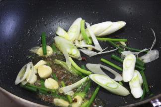 锅内留底油，放入葱蒜，花椒，炒出香味