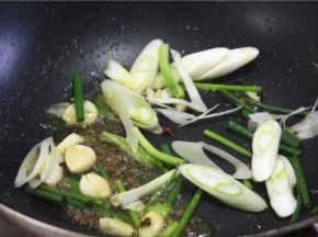 锅内留底油，放入葱蒜，花椒，炒出香味