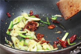 倒入干辣椒和一勺豆瓣酱