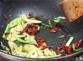 倒入干辣椒和一勺豆瓣酱