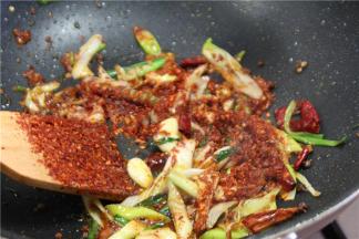 撒适量的辣椒面