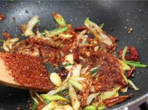 撒适量的辣椒面