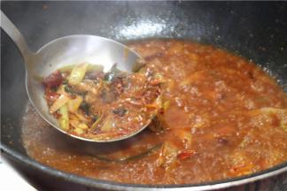 将里面的调料渣打捞出来，只留红汤