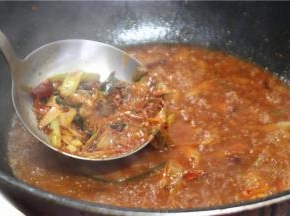 将里面的调料渣打捞出来，只留红汤