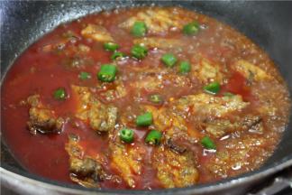 滴少许的花椒油和青椒圈