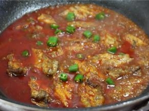 滴少许的花椒油和青椒圈