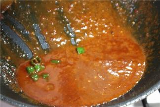 将带鱼捞出盛入盘中，锅内留汤汁勾芡