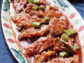 最后将汤汁均匀的淋在带鱼上即可