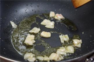 锅内下入猪油，烧热之后倒入五花肉，炒至肉片微微卷曲