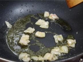 锅内下入猪油，烧热之后倒入五花肉，炒至肉片微微卷曲